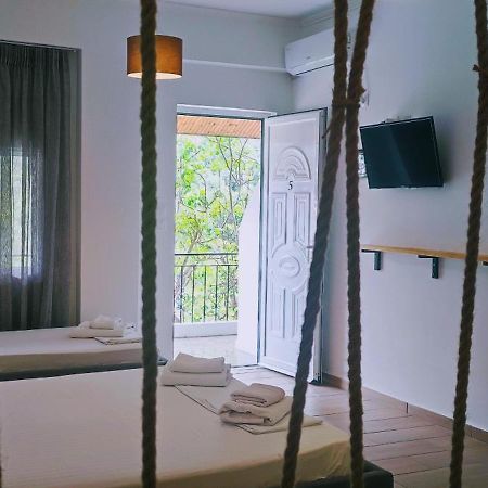 On The Rocks Bed & Breakfast Qeparo Luaran gambar