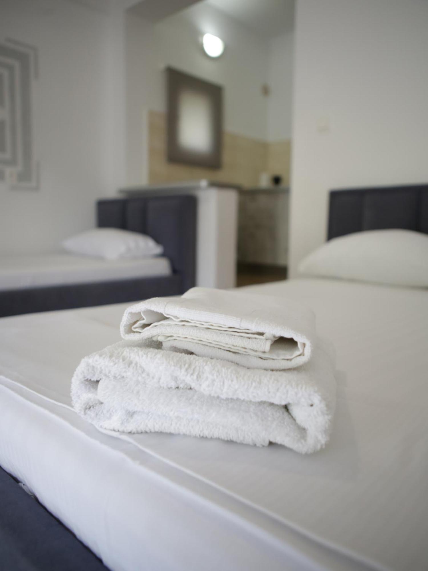 On The Rocks Bed & Breakfast Qeparo Luaran gambar